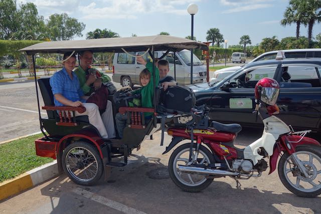 Vier Personen mit Gepäck vom Flughafen zum Hotel. Kein Problem für ein Moped-TukTuk
