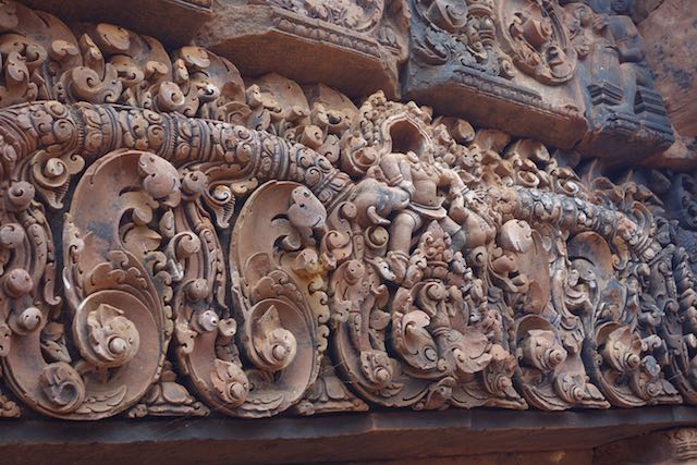 Filigrane Dekore schmücken den rosa Sandstein von Banteay Srei.