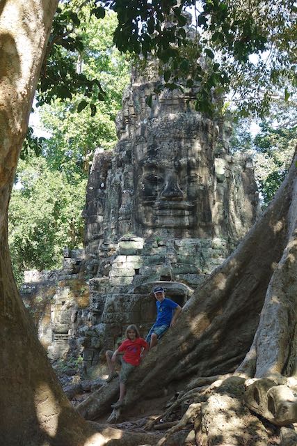 Einer selten begangenen Wege führt durch das Nordtor von Ta Prohm.