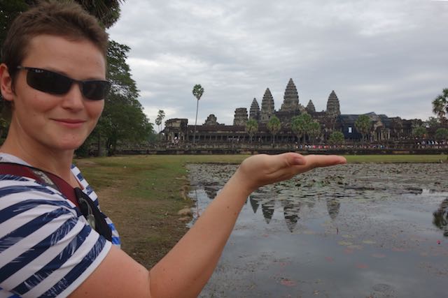 Tine findet ein schönes Souvenir in Angkor Wat.