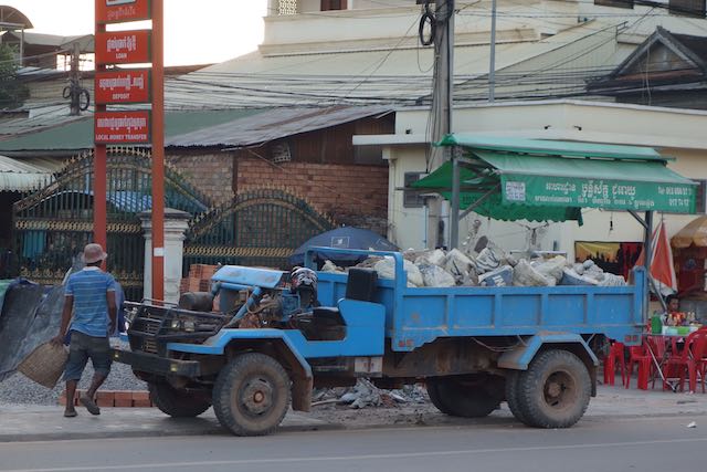 Modernes Gerät sind das Rückgrad des Bauboom in Siem Reap. An allen Baustellen stand zu lesen: Safety First!