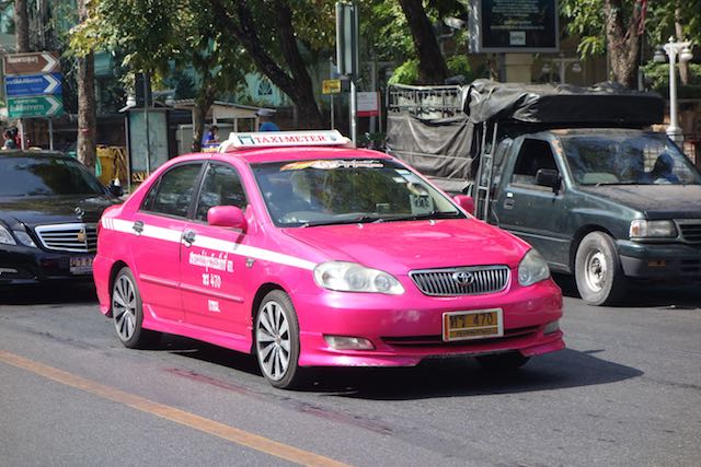 Rosa ist in Bangkok eine beliebte Taxifarbe.
