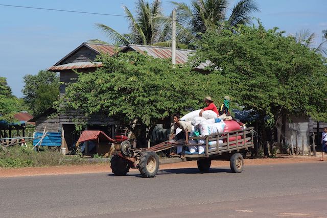 Die eigenartigen Zugmaschinen sieht man seltener in Thailand, gehören aber fest zum Alltag der Khmer.