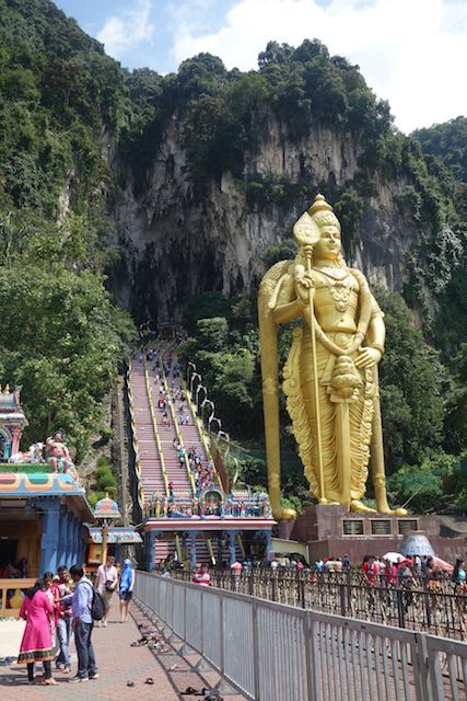 Die Höhlen sind durch ein steile Treppe mit einem riesigen Buddha davor erreichbar