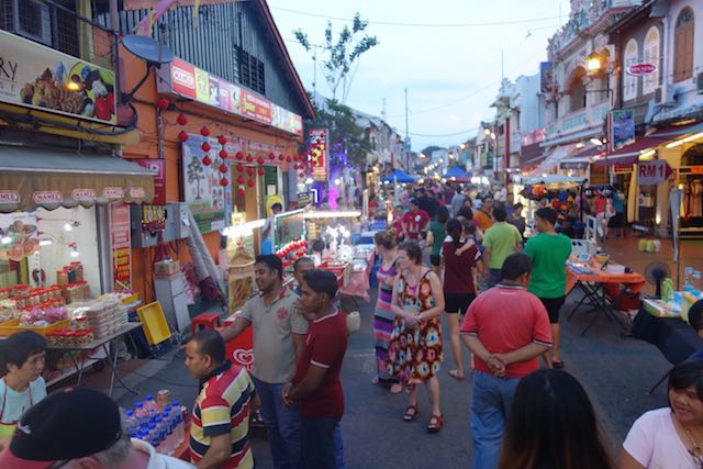 ... besuchen am Wochenende den Nachtmarkt in Chinatown, ...