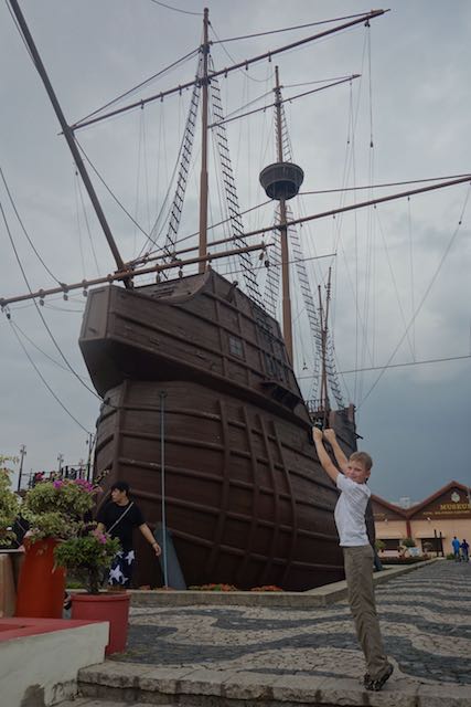 ... erkunden das Maritimmuseum (das im Nachbau eines alten portugiesischen Schiffes untergebracht ist) ...