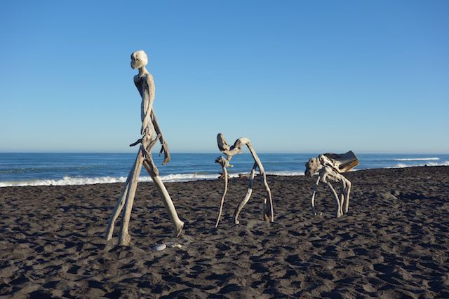 Der ganze Strand war übersäht mit Exponaten des driftwood art festivals.