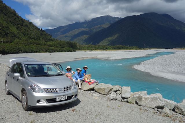 Ein Picknick unterwegs am Fluss. Soviel Zeit muss sein.