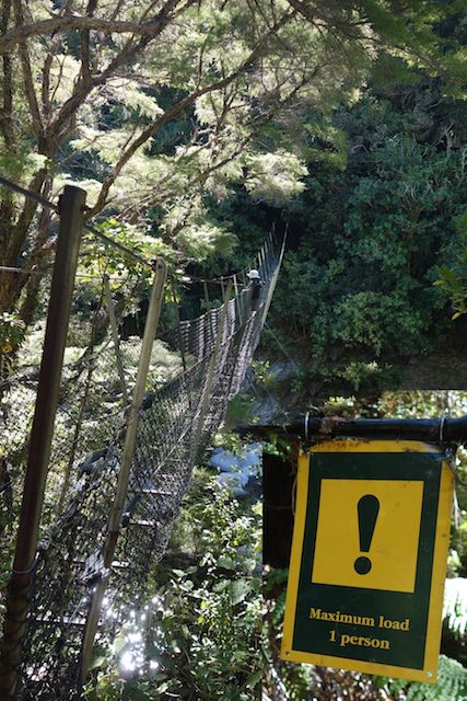 Sicherheitshalber gehen auch die Kinder alleine über die Brücke.