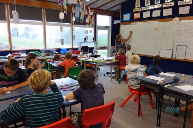 13 Schüler der Klassenstufen 1-8 lernen in der Waitara Bay School.