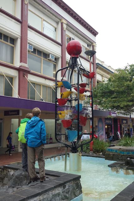 Zwei Farbkleckse vor dem Brunnen.