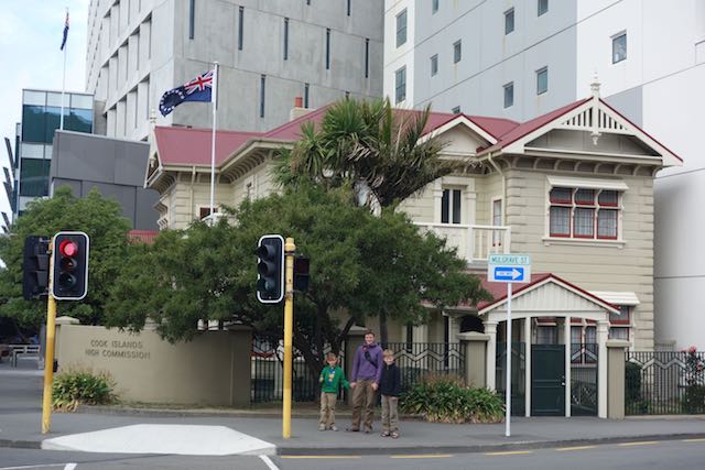 Die Cook Islands sind frei assoziiert mit Neuseeland und werden daher außenpolitisch von NZ vertreten.