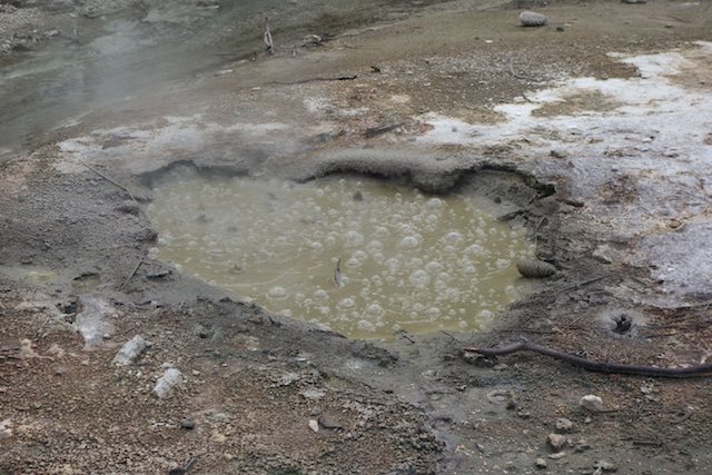 Die aufsteigenden Gase erwecken den Eindruck von kochendem Wasser.