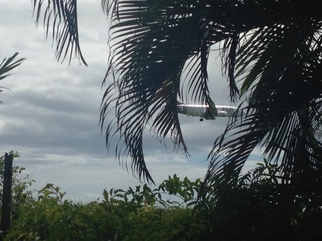 Blick vom Pool. Aber es landet nur alle paar Stunden mal ein Flieger.