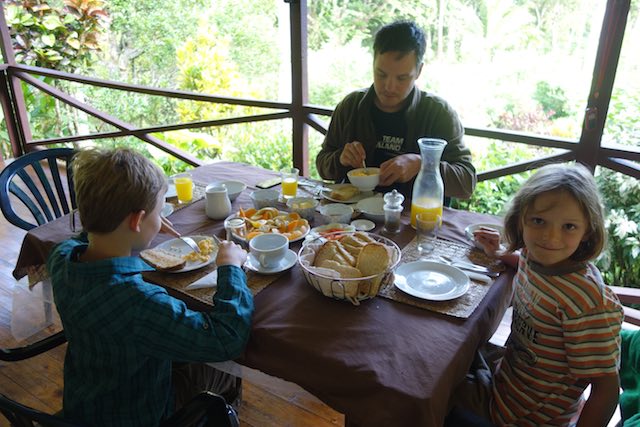 Frühstück auf der Veranda des Farmhauses - das erste Highlight des Tages