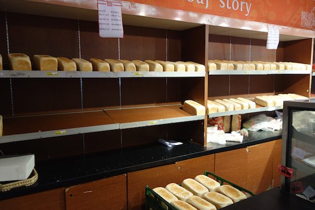 So sieht es übrigens in einem fijianischen Bäcker aus – es gibt Brot – in verschiedenen Größen.