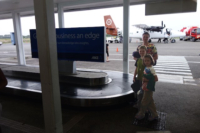 Klein aber fein. Der Hauptstadtflughafen. Wir warten am einzigen Gepäckband.