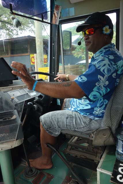 Unser Busfahre Mr. Hopeless ist eine Attraktion für sich. Mit viel Humor unterhält er die den ganzen Bus und erklärt die ganze Insel.