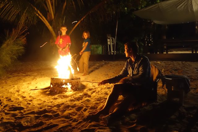 Lagerfeuer am Palmenstrand ist so romantisch wie es klingt.