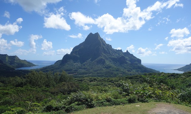 Hier sieht man die Cooks Bay und die Opunohu Bay links und rechts vom Berg Rotui.