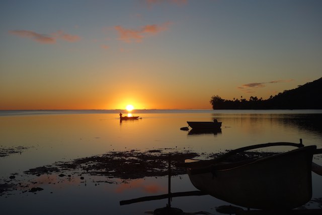 Schöne Sonnenuntergänge gibt es auch auf dieser Insel - Blick von unserer Unterkunft.