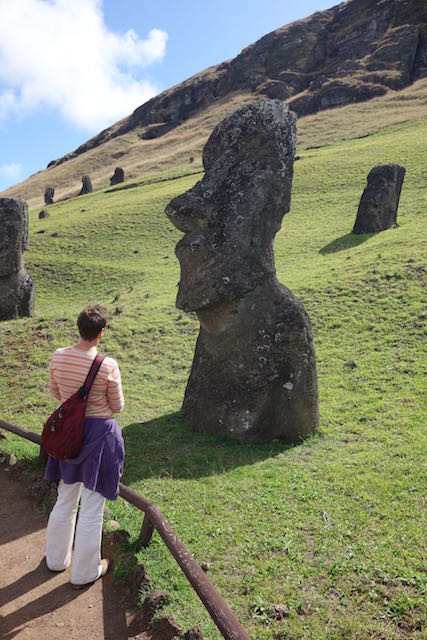 Im Steinbruch Rano Raraku wurden die Moais zur Feinbearbeitung in Gruben aufgerichtet. Durch die Erosion ist heute nur noch der obere Hälfte der Figuren sichtbar.
