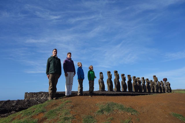 Ahu Tongariki wurde restauriert, von einem Tsunami 1960 zerstört und dann mit japanischer Hilfe nochmals restauriert.