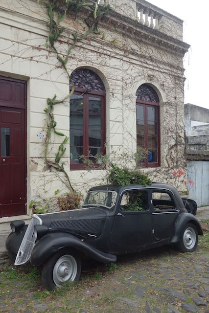 In vielen Gassen stehen alte Kutschen oder Oldtimer zur Dekoration (?) herum.