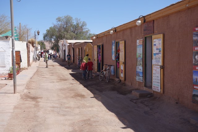 300m Laden an Agentur an Laden ... mit drei Querstraßen und einem kleine Platz - Willkommen in San Pedro de Atacama