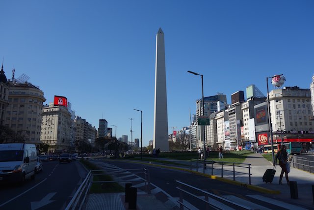 Der Obelisk thront im Zentrum der Avenida 9 de Julio und ist ein Wahrzeichen von Buenos Aires.