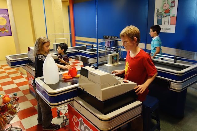 Hier können sich die Kinder in vielen Berufen ausprobieren. Gesponsort u.a. von McDonald's.