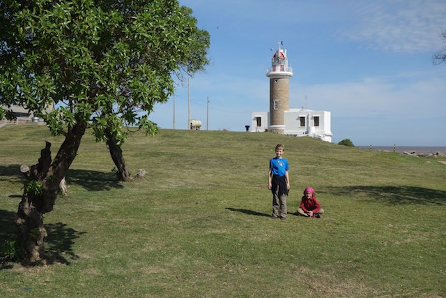 Wir schauen uns den Leuchtturm an.
